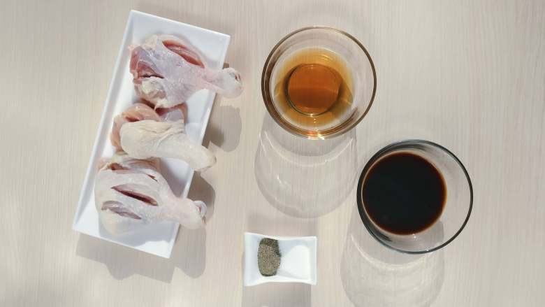 美味的香酥鸡腿(简单无油版),将鸡腿浸泡30分钟排出血水后洗净,在两面划上几刀以便入味。