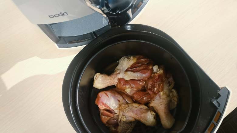 美味的香酥鸡腿(简单无油版),将鸡腿放入空气炸锅,温度调至180°,炸20分钟。