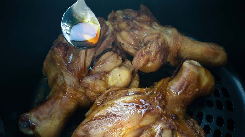 美味的香酥鸡腿(简单无油版),把鸡腿取出来,刷上酱汁。