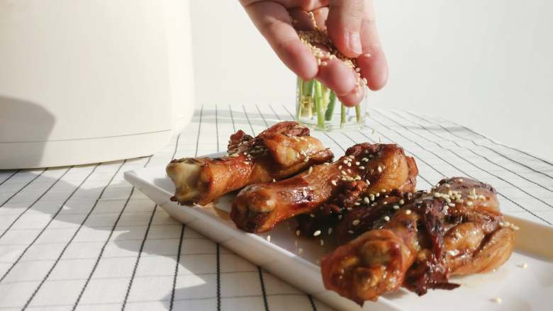 美味的香酥鸡腿(简单无油版),最后撒上<a style='color:red;display:inline-block;' href='/shicai/ 678'>白芝麻</a>装盘开吃~