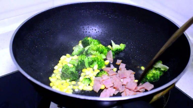 西兰花培根白汁意面,再加入培根,翻炒均匀,让所有配菜炒出香味。