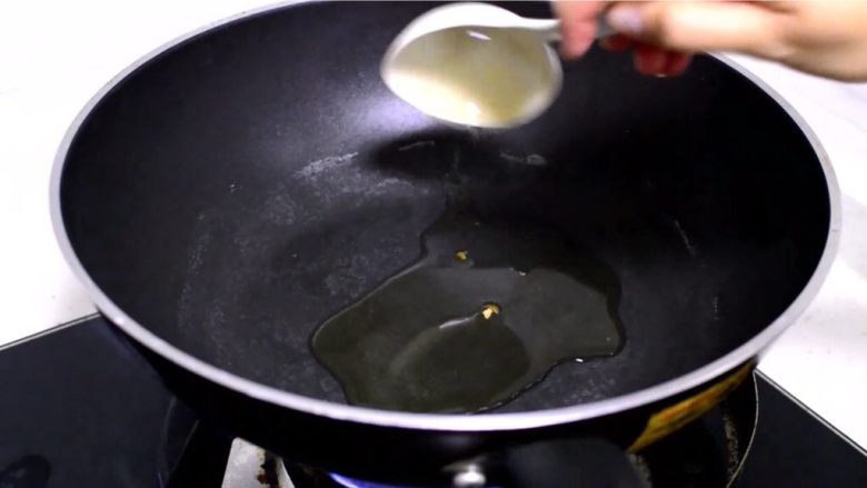 西兰花培根白汁意面,捞起煮熟的意面过冷水备用,开中火加入适量油,或者黄油也可以。