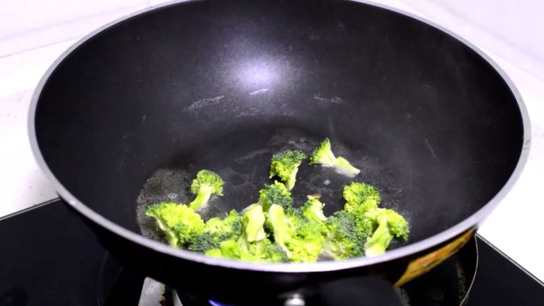 西兰花培根白汁意面,待油温七八成热时,加入西兰花翻炒几下。