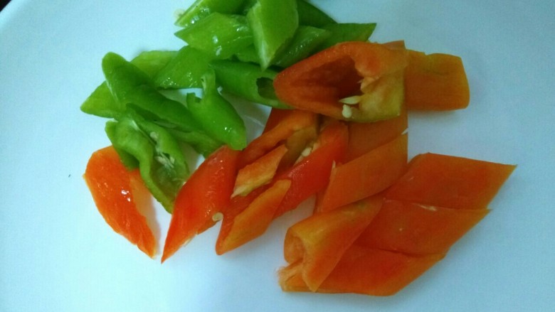 炒面段,醒面的时候,把红绿尖椒洗净去蒂去籽,切成斜片