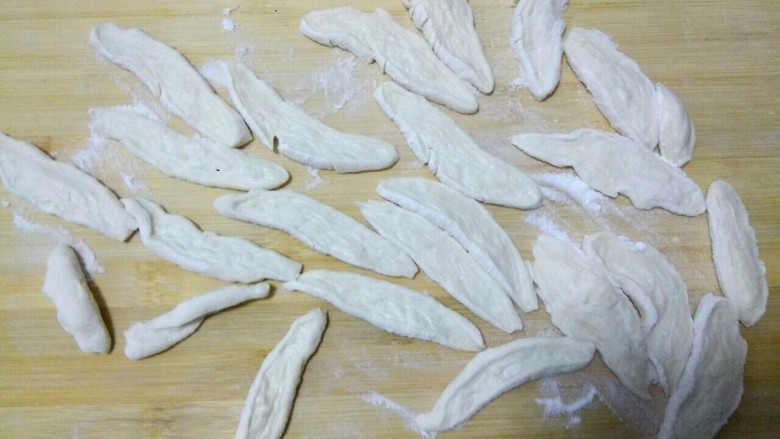 炒面段,面团揉光滑,稍微压平,切成小段