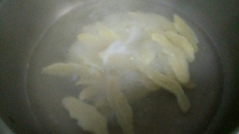 炒面段,锅中放入适量清水,水开,下入面段,煮两三分钟