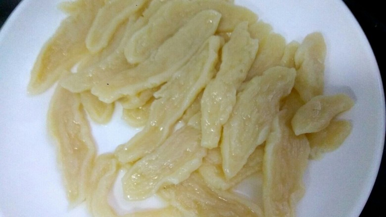 炒面段,面段变膨胀,煮熟,捞出控水备用