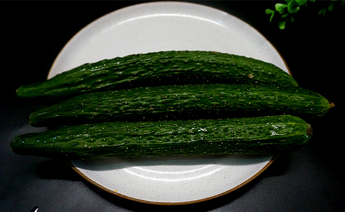 私房凉拌黄瓜,凉拌的<a style='color:red;display:inline-block;' href='/shicai/ 54'>黄瓜</a>一定要选择嫩一点的,昨天去的时候运气还真不赖