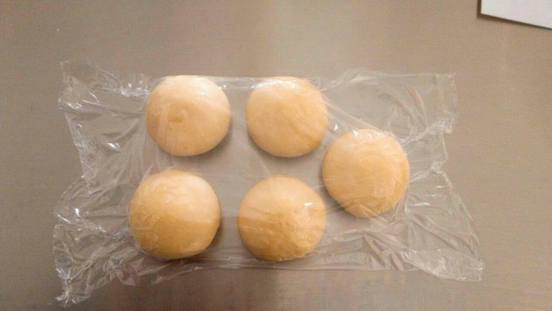 芝士肉松面包,排气后滚圆,盖上保鲜膜醒15分钟。