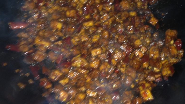 麻辣香干丁,放入豆瓣酱，黄豆酱、蚝油，姜末爆炒