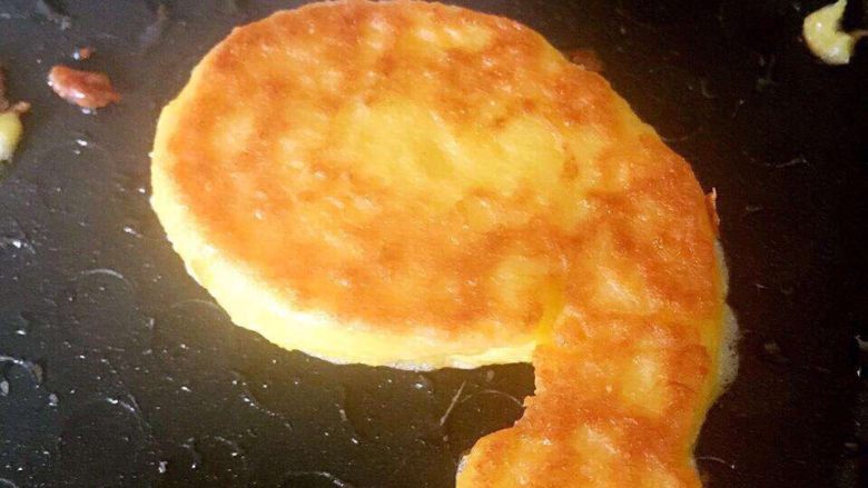 宝宝辅食之奶香玉米饼,等小火煎一会儿之后,面糊凝固,就可以轻轻去掉磨具了,翻过把另一面也煎制金黄,这个过程一定要小火哦,不然没有熟透就先糊掉喽
