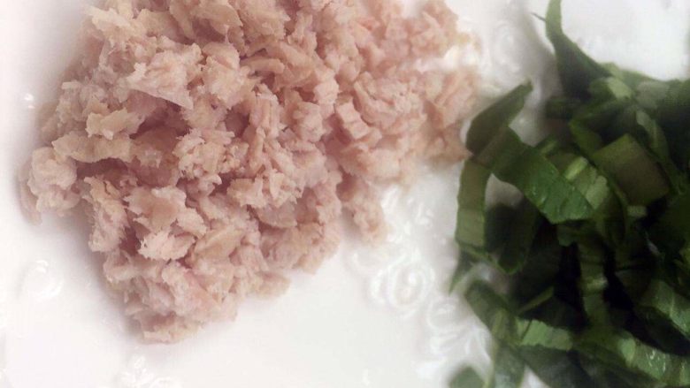 宝宝辅食之奶香玉米饼,将猪肉和绿叶菜切碎,根据宝宝的接受程度决定切块的大小哦,先把猪肉下锅,猪肉可以多煮一会儿,如果是生猪肉,更要多熬煮一下,建议最少20分钟哦
