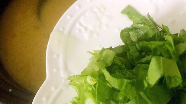 宝宝辅食之奶香玉米饼,猪肉煮的软烂以后加入绿叶菜继续煮一会儿,对了,全程要小火哦。这时候可以准备做玉米饼了