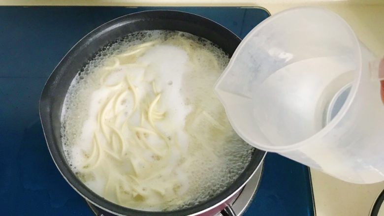 葱酱爆面,水开后倒入适量清水,再加盖大火煮开
