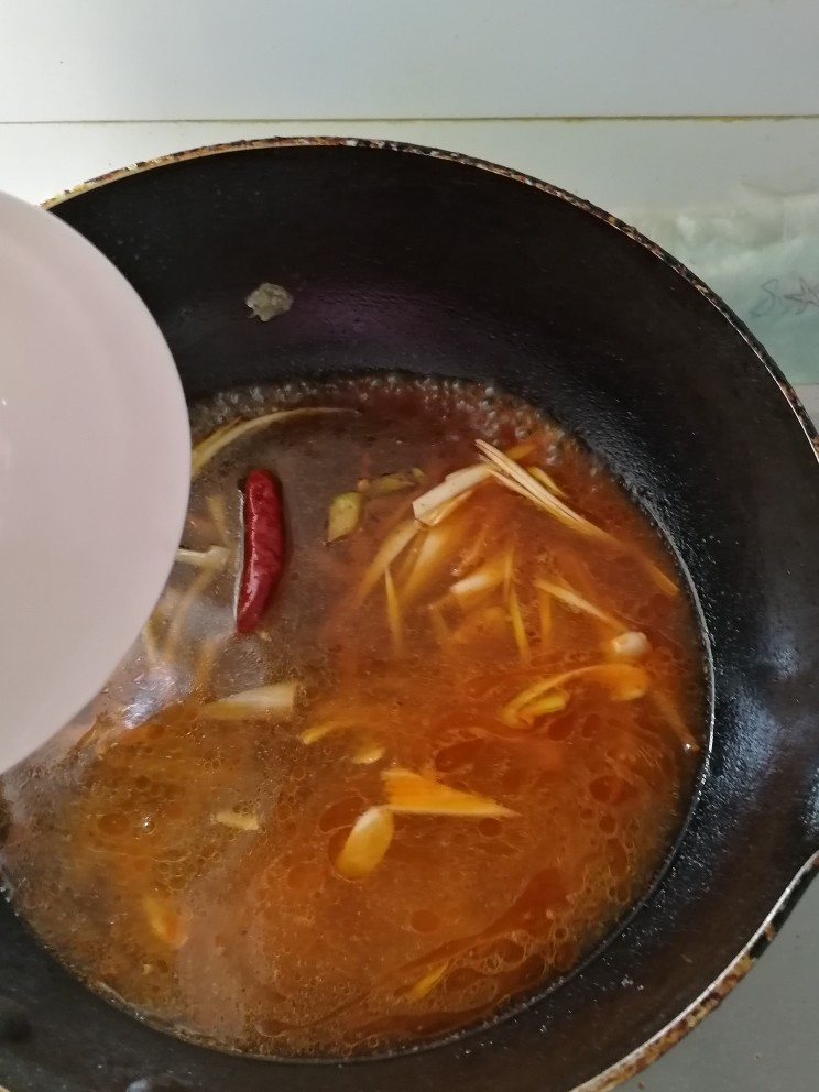 糖醋红烧鲳鱼,加<a style='color:red;display:inline-block;' href='/shicai/ 10588'>糖</a>醋酱油,加两碗水。