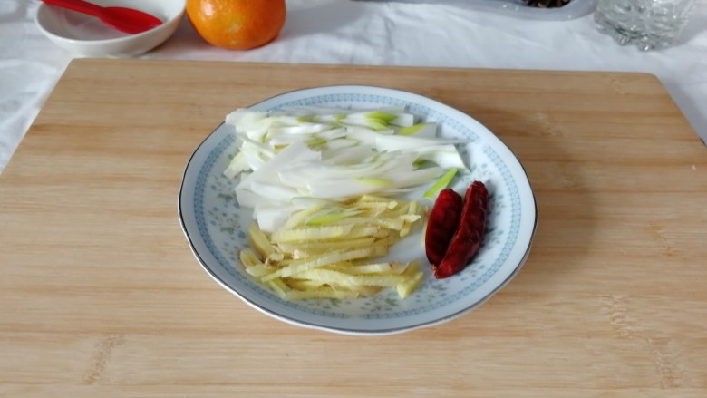 糖醋红烧鲳鱼,葱丝,姜丝,干辣椒