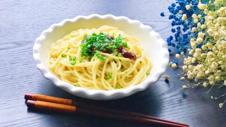 葱酱爆面,搅拌均匀就可以美美地哧溜哧溜地吃起来吧