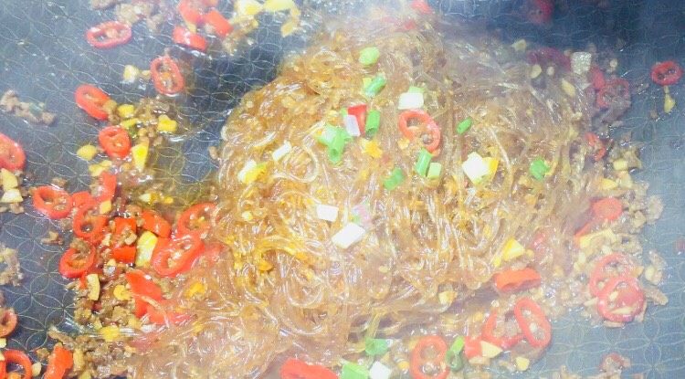 湘菜特色蚂蚁上树超辣版,大火收汤汁,用筷子搅拌到没有水分地时候可以撒葱花出锅了!