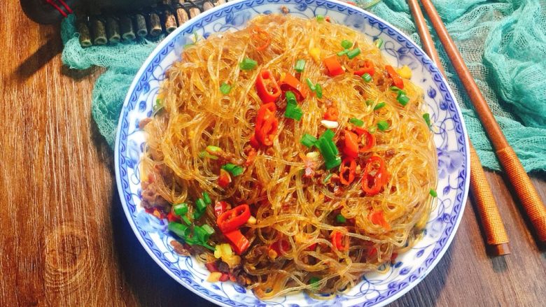 湘菜特色蚂蚁上树超辣版,湘菜是湖南特色的菜系,这里家庭改版,味道不会差!试试吧!