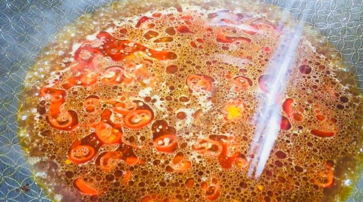 湘菜特色蚂蚁上树超辣版,水开了就可以加入盐,记得试一下味道,豆瓣酱有盐味。