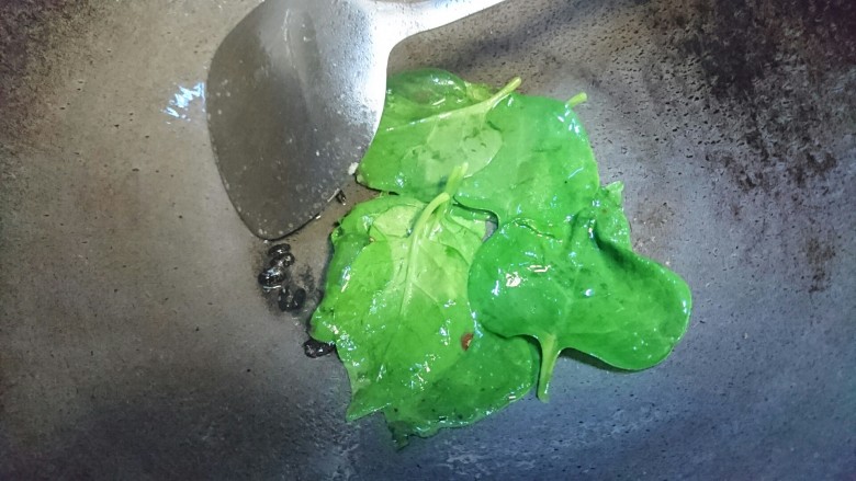 超简单的素汤:木耳菜汤,趁热打铁～加入洗净木耳菜叶