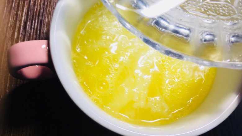 创新营养宝宝辅食雪耳水蒸蛋,提前把雪耳用温水泡发,留下来的雪耳水倒进蛋液里面
