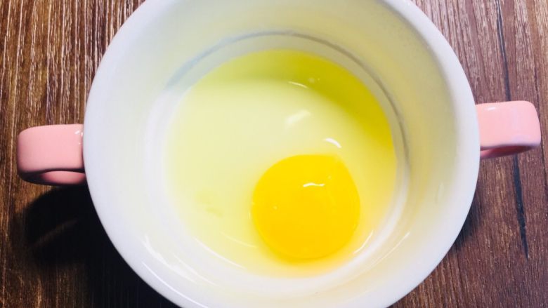 创新营养宝宝辅食雪耳水蒸蛋,准备一个陶瓷双耳碗,打入一个土<a style='color:red;display:inline-block;' href='/shicai/ 9'>鸡蛋</a>