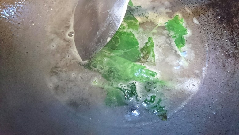 超简单的素汤:木耳菜汤,然后趁中火时倒入清水