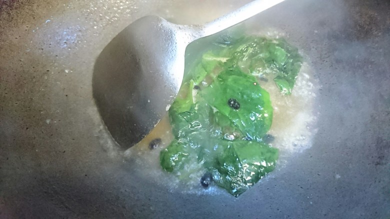 超简单的素汤:木耳菜汤,最后汤滚沸时少许生抽调色即可出锅