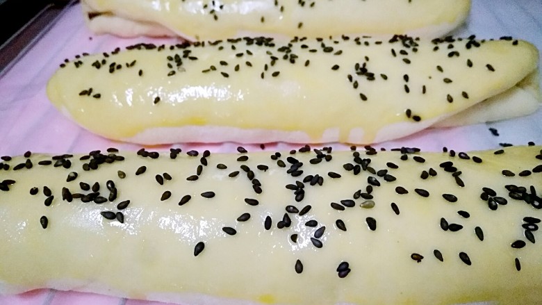 最爱面包+豆沙夹心包,静止进行二次发酵,发酵好后,刷上<a style='color:red;display:inline-block;' href='/shicai/ 9'>鸡蛋</a>液,再在上面撒上芝麻