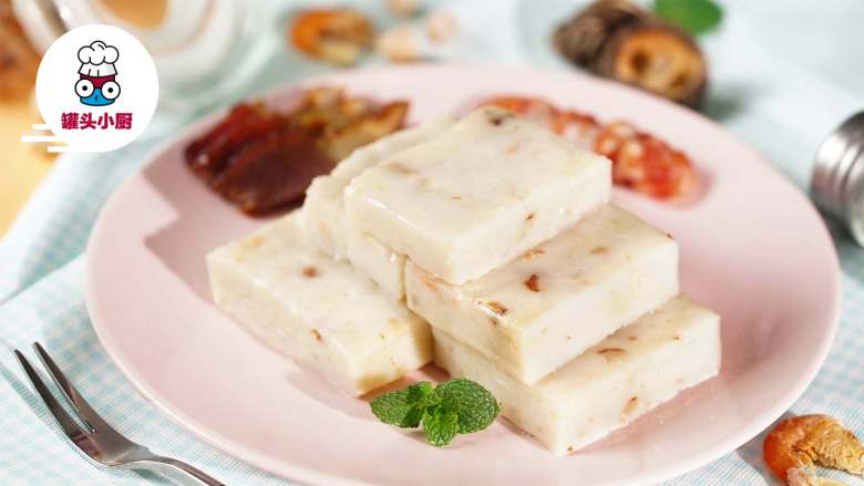 微波炉腊味萝卜糕,取出萝卜糕,放凉凝固后脱模切块即可享用