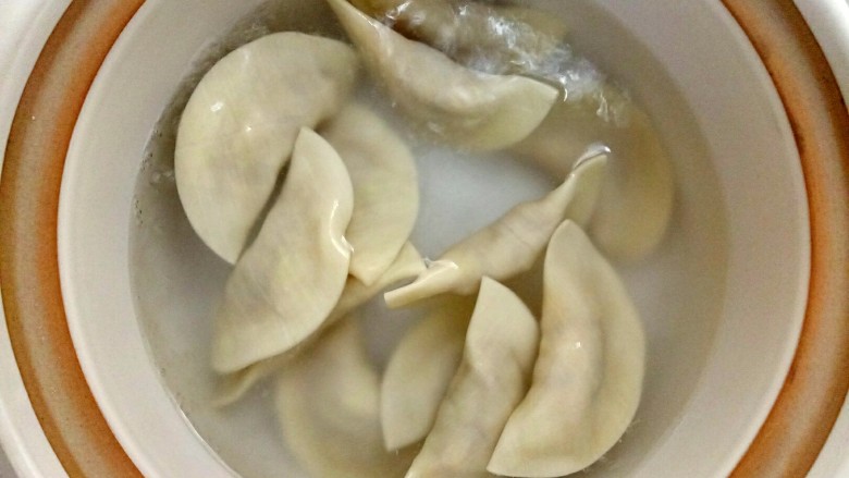 白菜肉末饺子,水开放入一点盐（防黏），然后再放入饺子煮熟