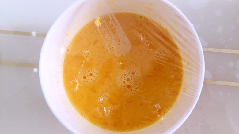 宝宝辅食—南瓜鸡蛋羹
10M,然后搅拌均匀,碗上盖上保鲜膜,用筷子戳几个洞。这一步是防止蒸的过程中蒸汽回流影响成型。上锅蒸10分钟,关火焖5分钟。