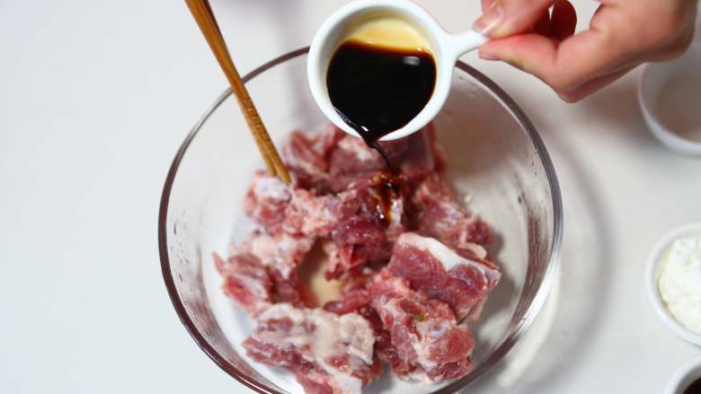 小米蒸排骨,加入盐、淀粉、生抽、料酒、豆瓣酱搅拌均匀,腌制1小时入味;