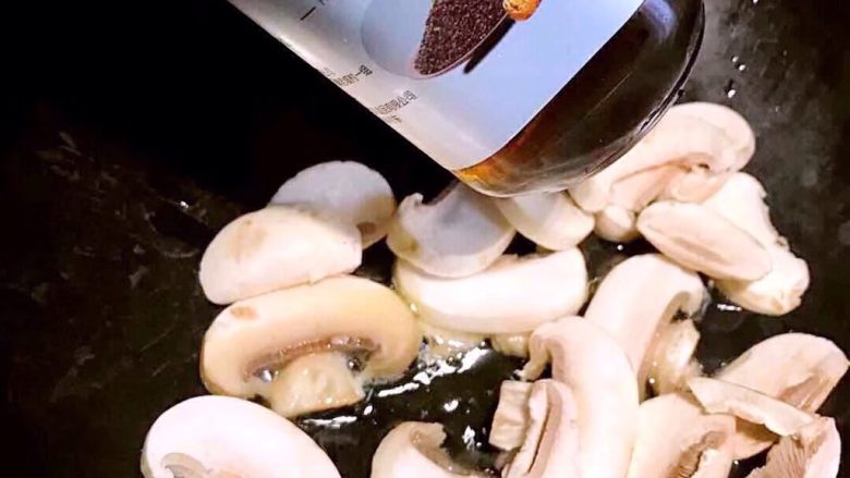 卡通面汤 ,再注一小勺冷水丢虾🦐,再煮(3-4分钟)
