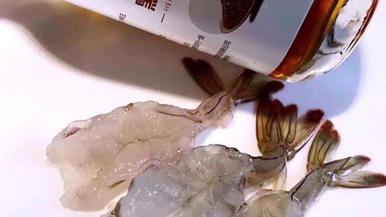 卡通面汤 ,3,水煮至起泡丢卡通面片煮(5-6分钟)