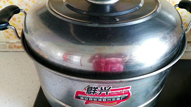 最爱包子+蜜橘馒头,冷水入锅,水开中大火15分钟即可
想要更好的做出橘子形状,关火即可掀盖出锅,朵妈还是闷了5分钟,自己吃,还是光滑一点好一点哈!