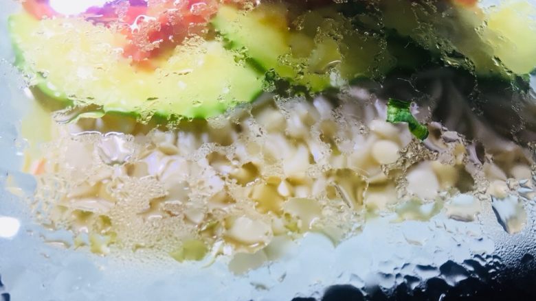彩绘葫芦剁椒金针菇,这里蒸出来的汤汁不要倒了,我试过味道真的特别鲜甜