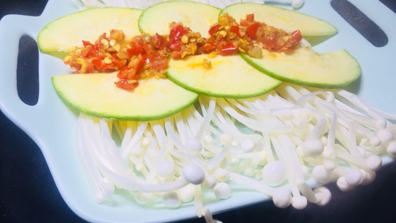 彩绘葫芦剁椒金针菇,中间放入一勺剁辣椒,隔水蒸10分钟就可以
