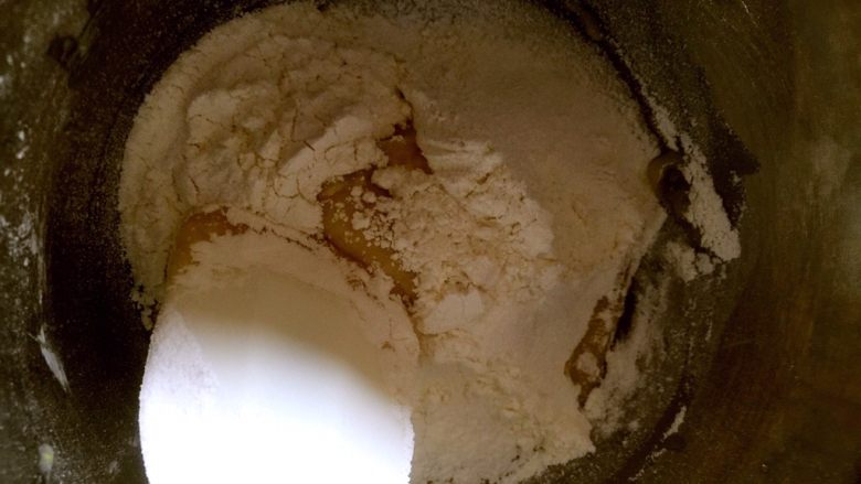 柠檬饼干(植物油版),筛入剩下的面粉翻拌加切拌和匀至无干粉状态,不要过度搅拌,不要划圈搅拌