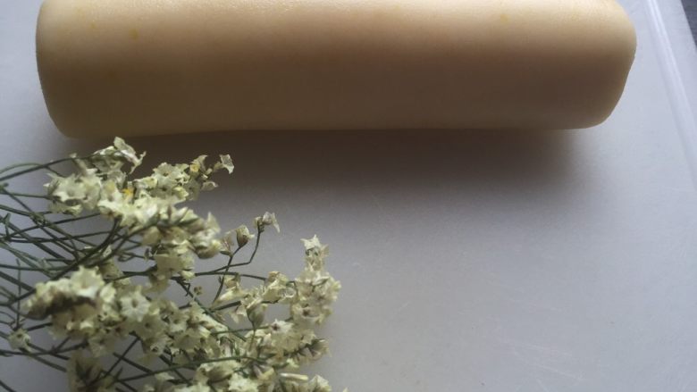 柠檬饼干(植物油版),20分钟后取出将面团整理成圆柱状并蒙上保鲜膜放冰箱冷冻约一小时左右直至冻硬
