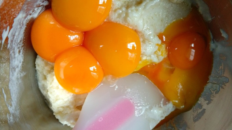 古早味蛋糕,<a style='color:red;display:inline-block;' href='/shicai/ 9'>鸡蛋</a>分离蛋黄蛋清,装蛋清的盘子必须无水无油,面粉糊里加入蛋黄