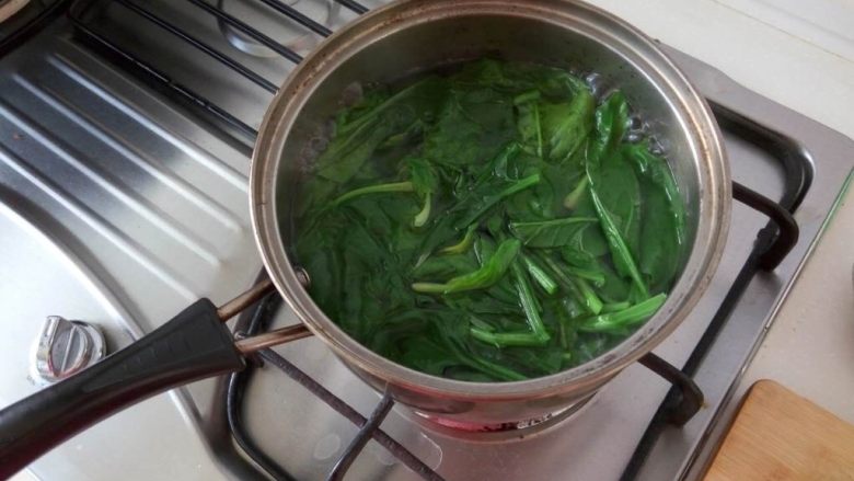 宝宝辅食-双米菠菜糕
10M以上,锅中加入冷水烧开,放入菜叶掉水1-2分钟。