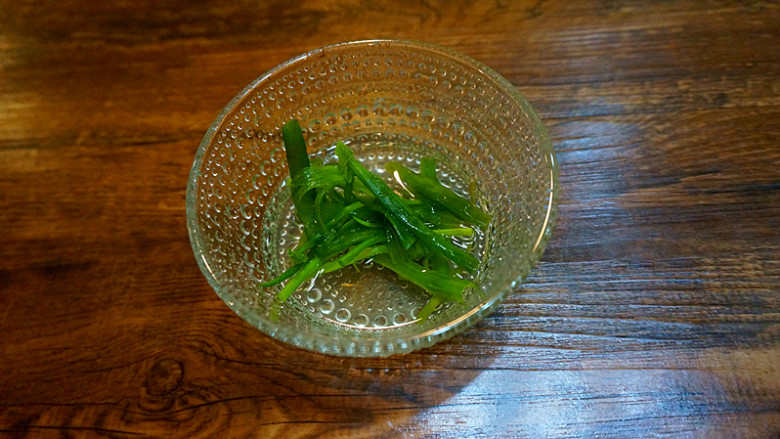 炸藕饼,葱切段,放入三大勺清水浸泡十分钟左右