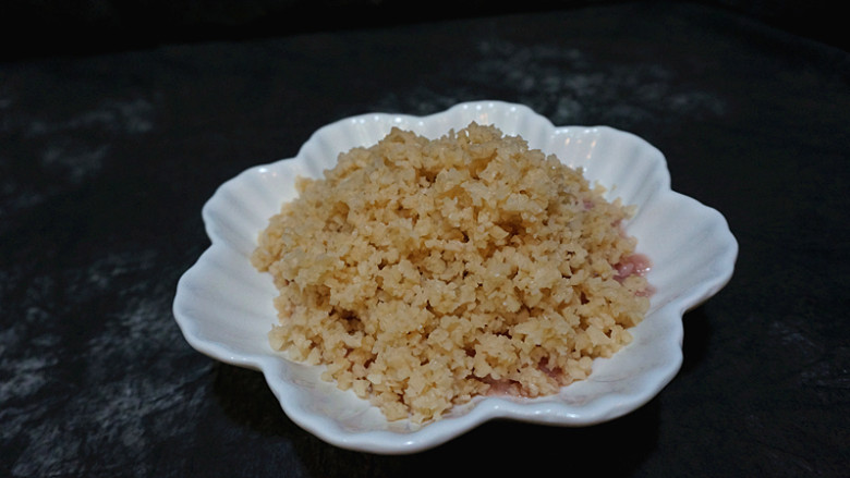 炸藕饼,莲藕粒儿倒入肉中,用手抓匀