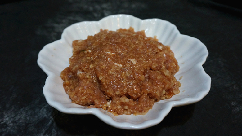 炸藕饼,加入适量盐,生抽,老抽,黑胡椒粉