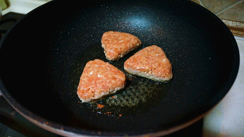 炸藕饼,锅里烧热,放入适量油,记住不能太多,一丢丢就行
一个个放入肉饼,中小火煎
等一会儿直至肉饼可以锅铲轻松移动时,轻轻晃动