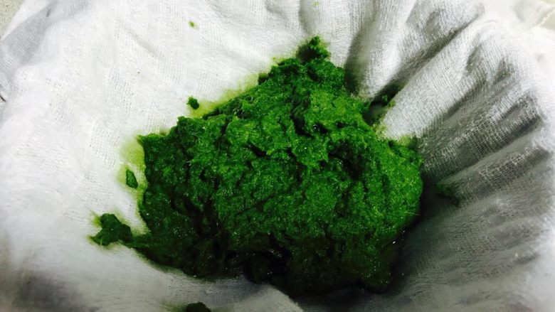 新加坡特色吐司~班兰叶葡萄干吐司,用一块棉纱布,过滤斑斓叶汁。