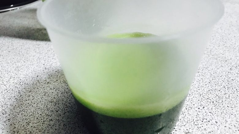新加坡特色吐司~班兰叶葡萄干吐司,量杯量出100ml的斑斓叶汁。