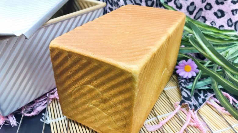 新加坡特色吐司~班兰叶葡萄干吐司,四四方方,规规矩矩。